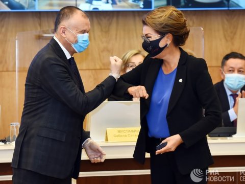 Eks-prezidentin qızı deputat vəsiqəsi aldı – FOTO