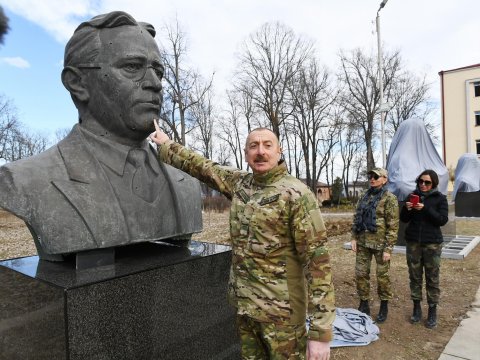 Prezident güllələnmiş heykəlləri Şuşaya QAYTARDI