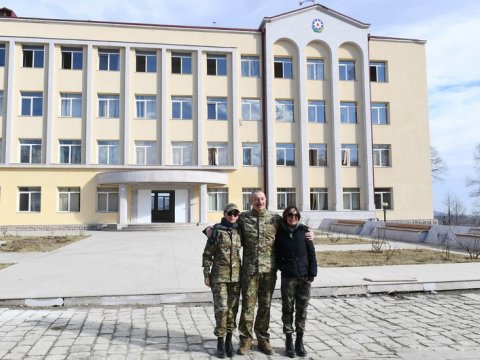 Prezident Şuşa Rayon İcra Hakimiyyətinin binası ilə tanış olub