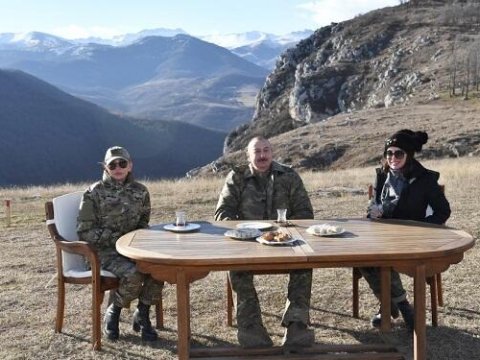 Prezident və ailəsi Cıdır düzündə paxlava ilə çay içdi - VİDEO
