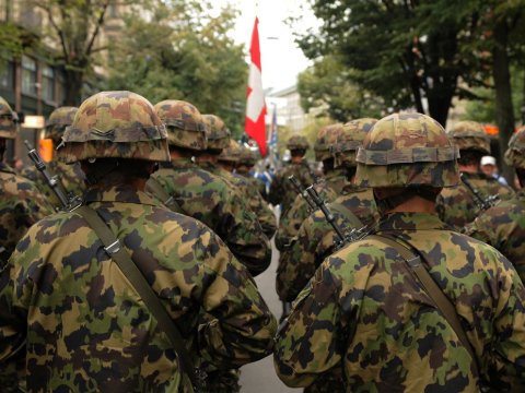 Bu ölkədə hərbçilər evdən xidmət aparacaq – MARAQLI