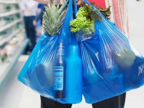 Polietilen torbalar alıcılara pulnan satılacaq