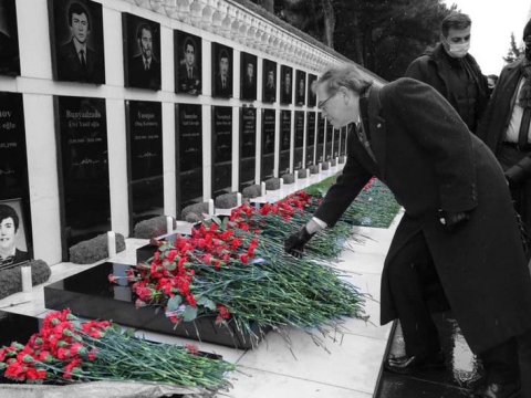 ABŞ səfiri Şəhidlər xiyabanını ziyarət etdi