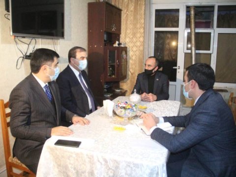 Niyazi Bayramov şəhid və qazi ailələrinin problemləri ilə maraqlanıb