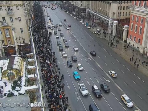 Moskvada minlərlə etirazçı Kremlə doğru İRƏLİLƏYİR