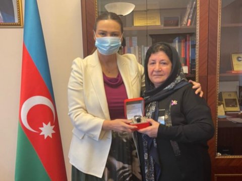 Qənirə Paşayeva Milli Qəhrəman anası ilə görüşdü