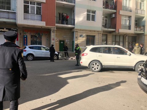 Nərimanovda gənc qadın özünü hündürmərtəbəli binadan atdı- Foto VİDEO YENİLƏNDİ