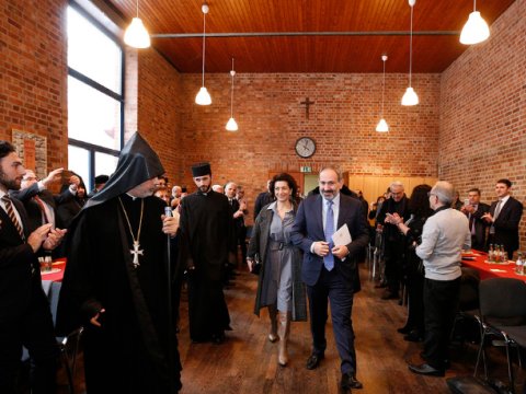 Diaspordan Paşinyana ŞƏRT: “İstefa ver, Ermənistana investisiya yatıraq”