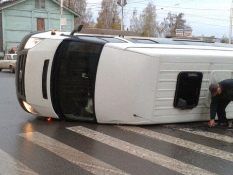 Məktəb avtobusu qəzaya düşdü - xəsarət alanlar var