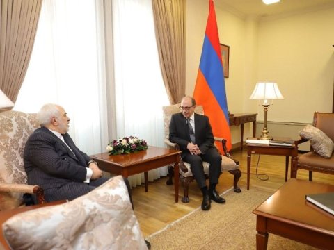 Cavad Zərif ermənistanlı həmkarı ilə görüşdü