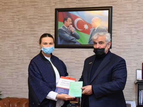 Deputat Kamal Abdullanı yubileyi münasibətilə təbrik edib