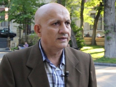 Koronavirusa yoluxan tarixçinin xanımı: “Ecmo aparatından hələ ayırmayıblar” 