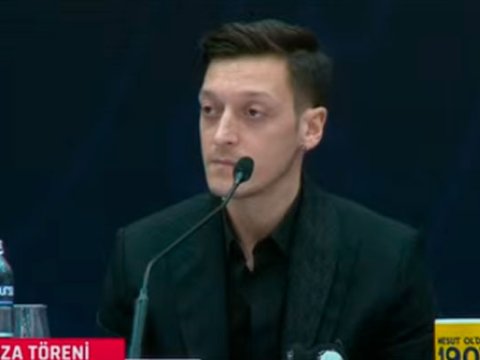 Məsut Özil Azərbaycandan danışdı - VİDEO