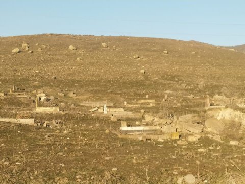 Ermənilər Qubadlıda qəbiristanlığı belə dağıdıb - FOTO