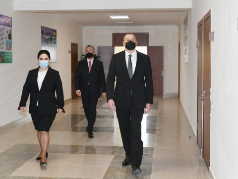 Prezident iki məktəbdəki şəraitlə tanış oldu - FOTO