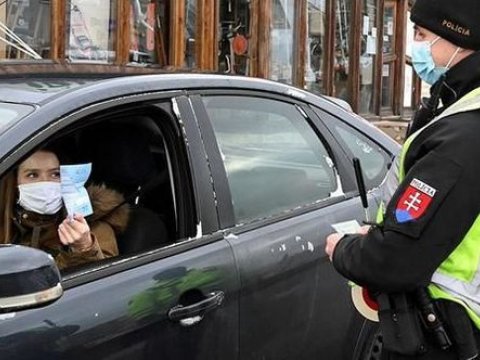 Bu ölkədə küçəyə çıxanlardan koronavirus testi tələb olunur