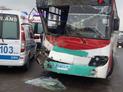 Sərnişin avtobusu betonqarışdıran maşınla toqquşdu