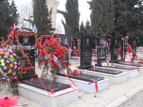 Gəncədə şəhidlərin xatirəsinə daim ehtiram göstərilir - FOTO