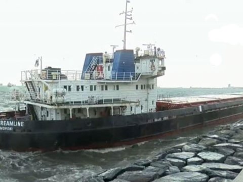 İstanbulda yük gəmisi saya oturdu