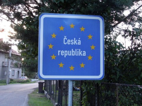 Daha bir ölkə sərhədlərini bağladı