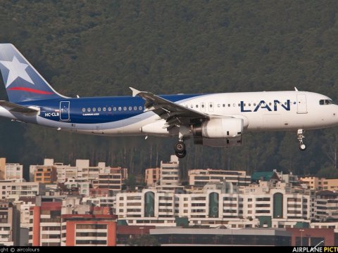 Ekvador prezidentinin olduğu təyyarə təcili eniş etdi