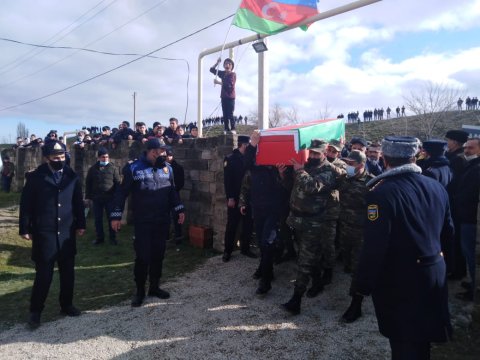 Ana yeganə oğlunun nəşinə QURBAN KƏSDİ 