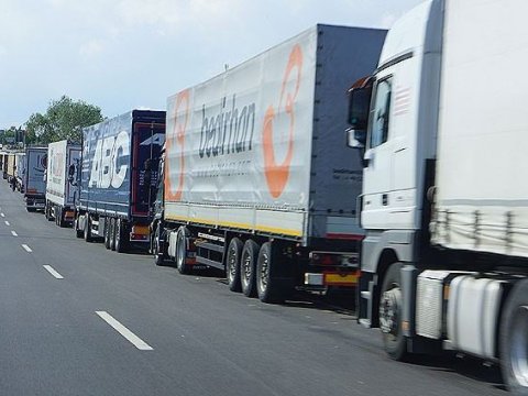 Gömrük postunda yük avtomobillərinin növbəsi yarandı