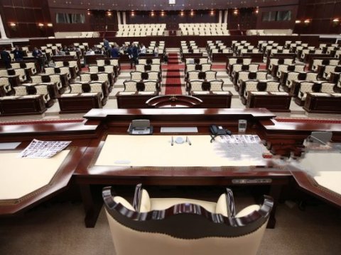 Milli Məclis Aparatının katiblik rəisi DƏYİŞDİ 