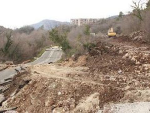 Fəhlələr torpağın altında qaldı