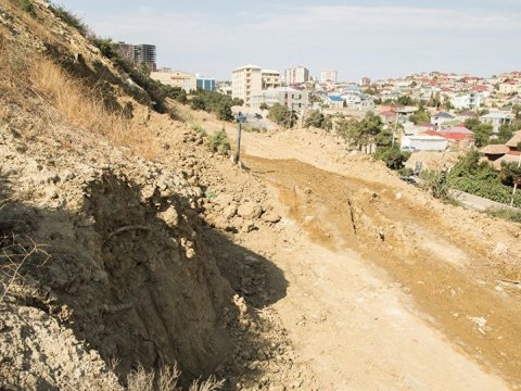 Badamdarda sürüşmə davam edir