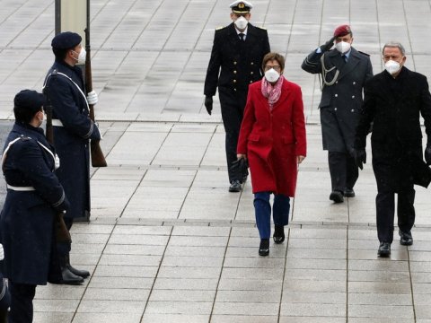 Hulusi Akar Almaniyanın müdafiə naziri ilə görüşdü