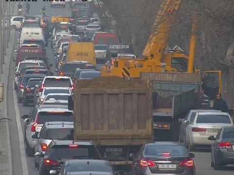 Qaldırıcı kran yolda tıxac yaratdı - FOTO