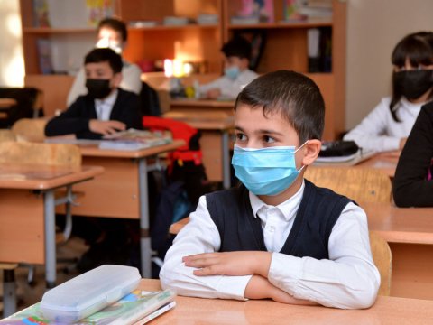 1 müəllimdə virus aşkarlandı, 2 şagird və 1 direktor müavini özünü təcrid etdi
