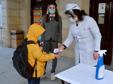 Azərbaycanda 2 şagird, 7 təhsil işçisi koronavirusa yoluxdu
