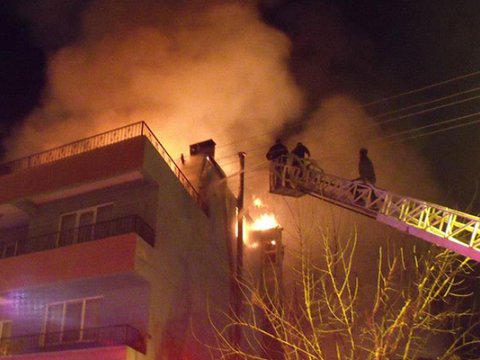 Bakıda yaşayış binasında yanğın - zəhərlənən var