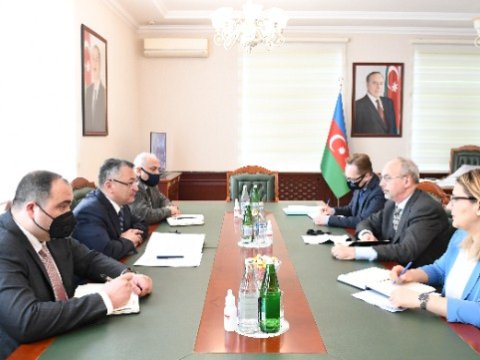 Məcburi köçkünlərin qayıdışı müzakirə edildi