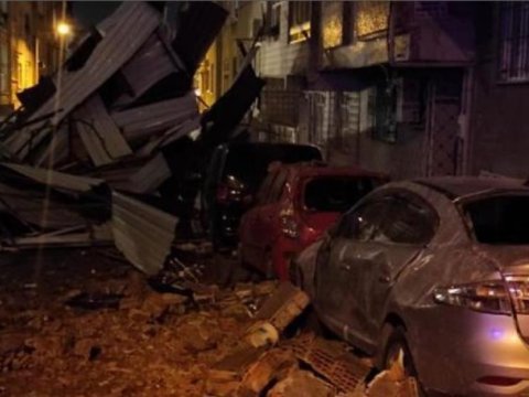 İstanbulda fırtına binaların damını uçurdub