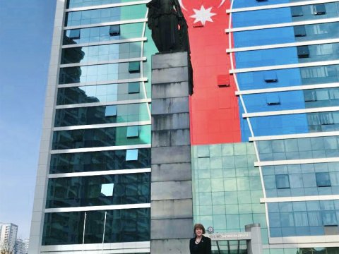 Britaniyalı nazir “Azad qadın”ın heykəlinə baş çəkdi - FOTO