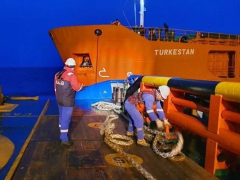 Azərbaycan Xəzərdə problemlə üzləşən Qazaxıstan gəmisinə kömək etdi