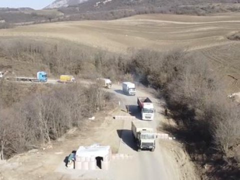 Sülhməramlılar Şuşaya gedən avtomobil karvanını müşayiət etdi - VİDEO