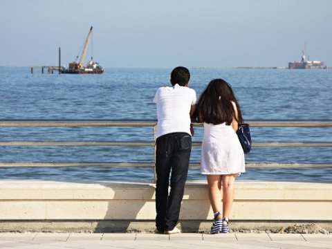 Bulvarda bir nəfər özünü dənizə atdı  