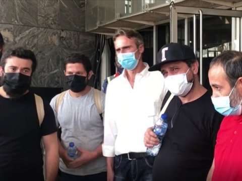 Girovluqdan azad olunan gəmi heyəti səfirliyə gətirildi