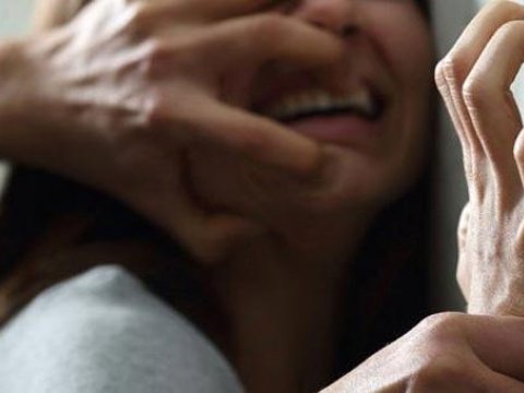 Gürcüstanda 18 yaşlı qız polisin ona cinsi zorakılıq etdiyini dedi