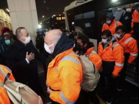 Çavuşoğlu girov götürülən 15 dənizçini İstanbulda qarşıladı