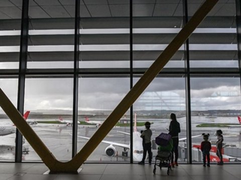 Rusiyada 100 nəfər sərnişini olan təyyarə təcili eniş etdi