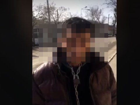 Polis vətəndaşı zəncirlə bağlayan mağaza sahibini SAXLADI