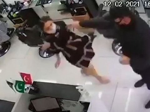 Bərbərxanada qadına zor tətbiq edən polis işdən QOVULDU