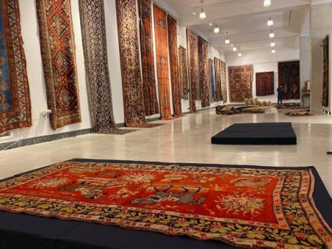 Ermənilər Şuşadan oğurladıqları xalçaları özünküləşdirir