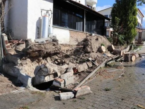 Türkiyədə məscidin minarəsi güclü küləyə dözmədi - VİDEO