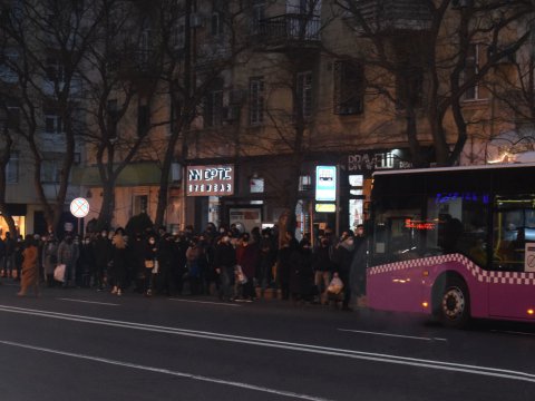 Bakıda dayanacaqda duran qızı avtobus vurdu